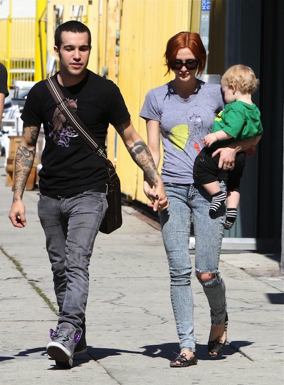 ashlee-simpson-and-pete-wentz-out-and-about-in-los-angeles-with-thier-baby-bronx-mowgli-755x1024-1