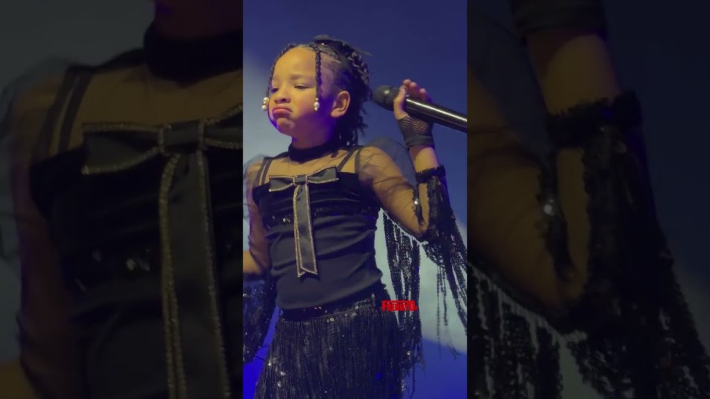 Heiress Harris performing at Mr. Santa A Christmas Extravaganza